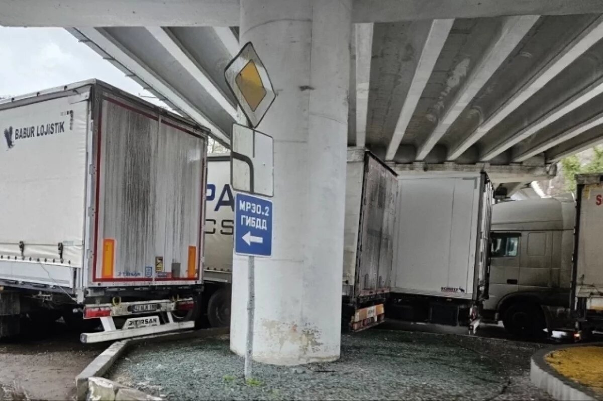    Из-за закрытого пункта пропуска Верхний Ларс в Туапсе скопились большегрузы