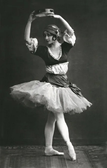 Спесивцева запомнилась зрителям как хрупкая балерина с горящими глазами на петербургской сцене императорской балетной труппы. / Фото: avatars.mds.yandex.net