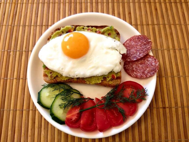 Гуакамоле с яйцом на завтрак