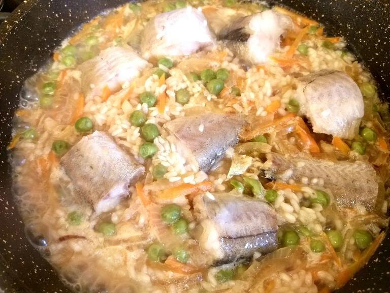 Минтай с рисом и овощами