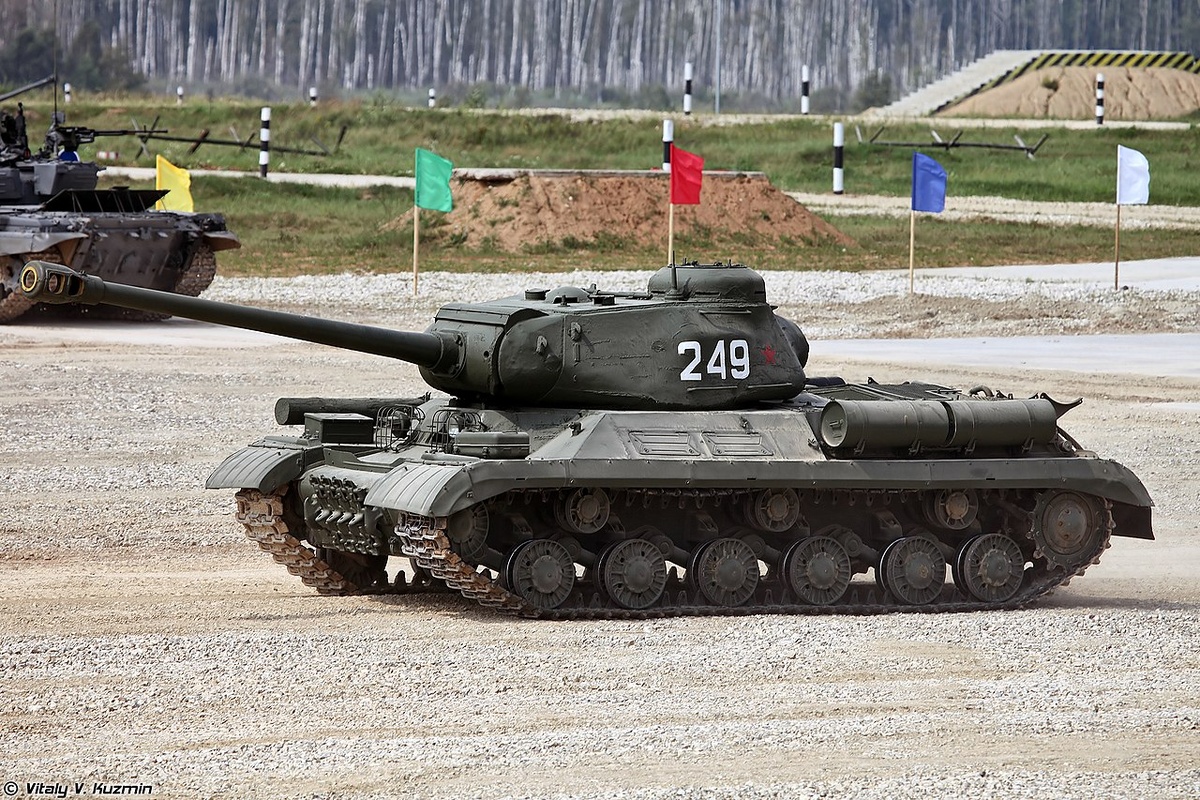 ИС-2 (Объект 240) — советский тяжёлый танк периода Великой Отечественной войны, являлся самым мощным и наиболее тяжелобронированным из советских серийных танков периода войны