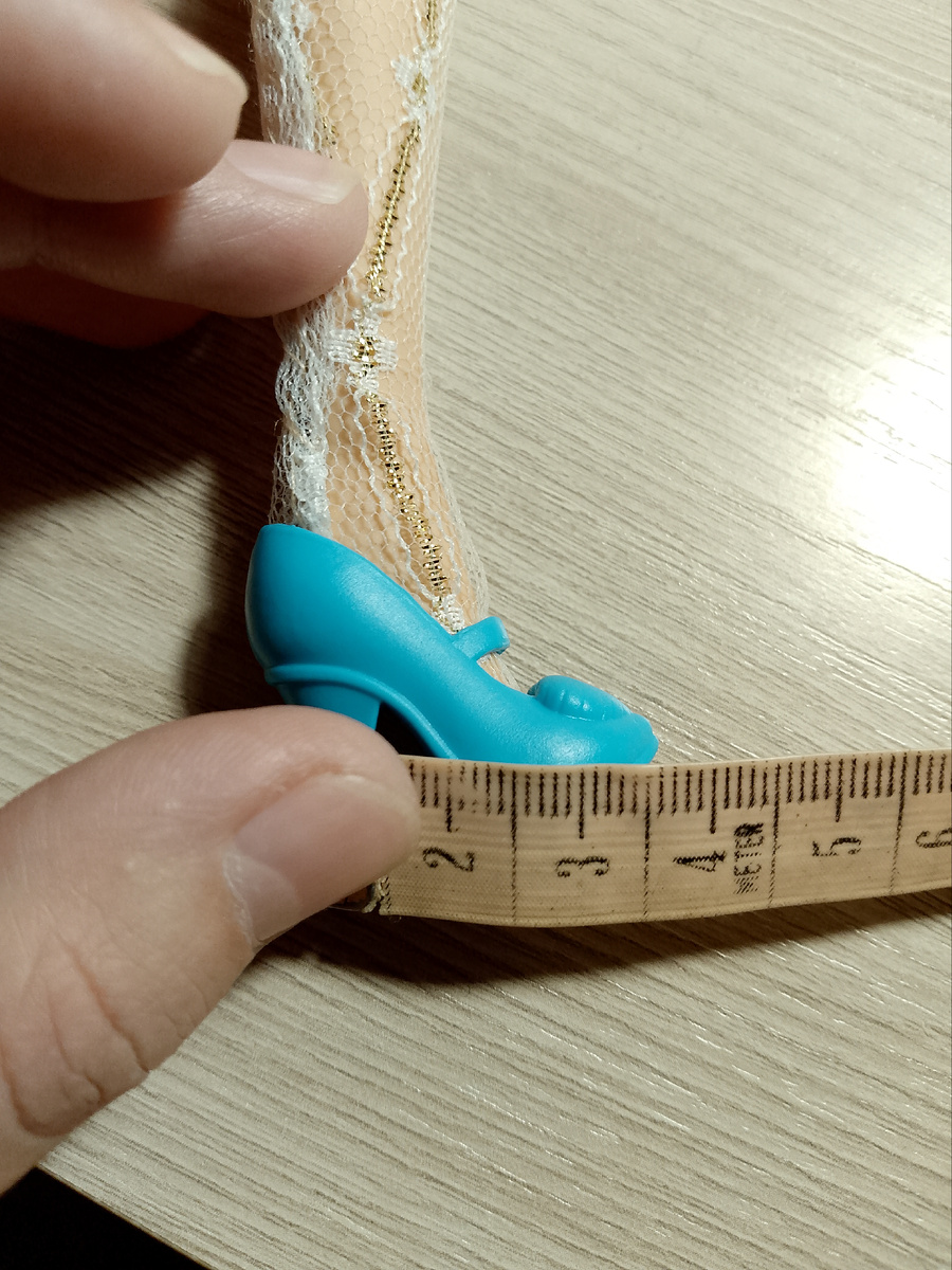 У барби с каблучной стопой  эту мерку лучше снимать вместе туфелькой.