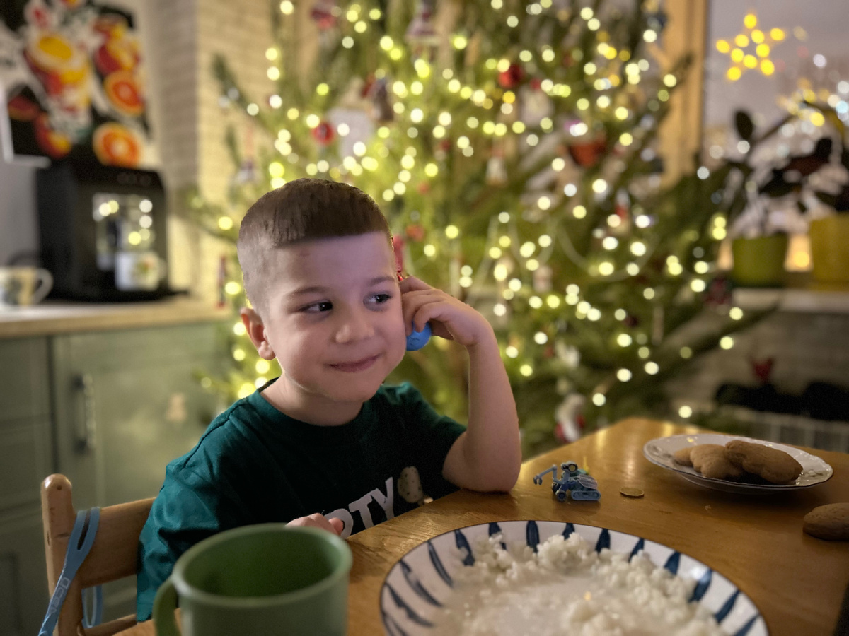 На столе уже рождественская каша (она же рисовая) и имбирное печенье. Сосна наша распушилась и наряженная выглядит очень красиво. (Камеру на своем новом телефоне я тоже обожаю) 