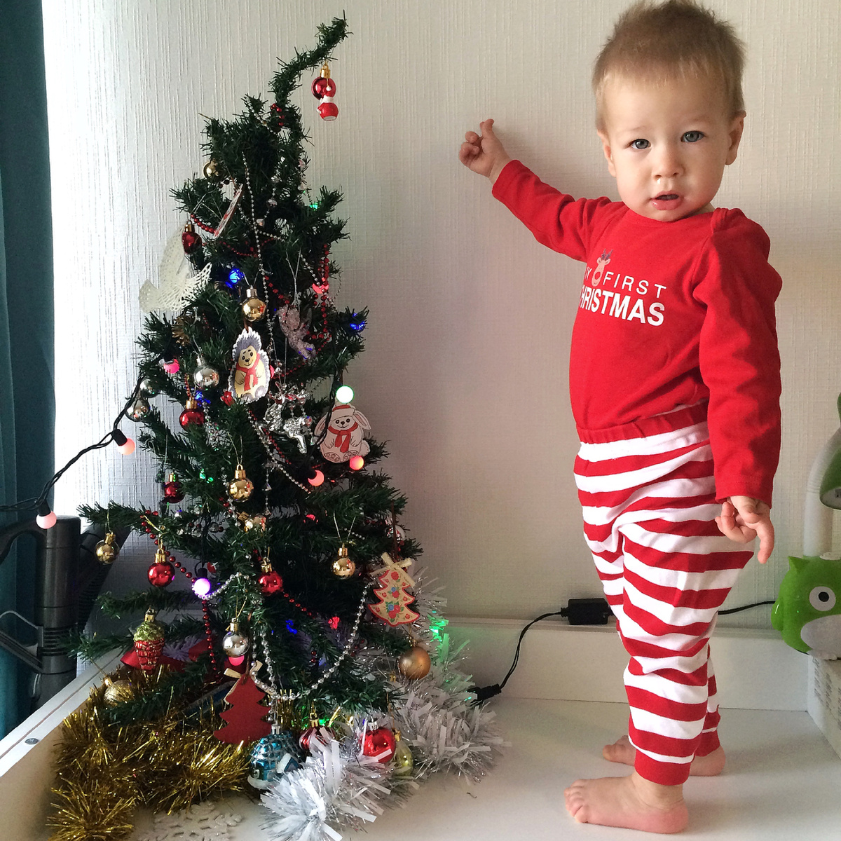 Вот она наша студенческая елочка из Ашана уже со вторым ребенком стоит на пеленальном столике