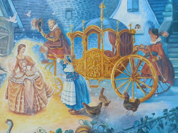    В Центре травматологии, ортопедии и нейрохирургии на стенах палаты появилась Золушка