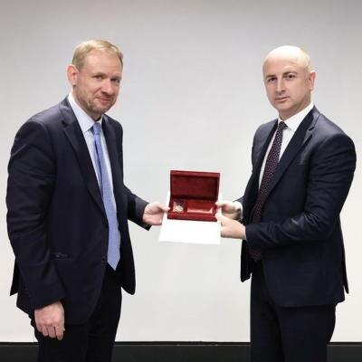 Генеральный директор ЮКЖД наградил грузинского коллегу Давида Перадзе знаком «Сотрудничество, взаимодействие с ЗАО «ЮКЖД». Кроме того, за «проявленный высокий уровень профессионализма, беспрецедентную помощь, за слаженную совместную работу по ликвидации последствий паводка знаком «За взаимопомощь ЗАО «ЮКЖД» награждены 11 машинистов и помощников машинистов ГЖД.