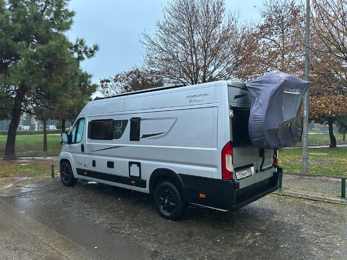 Припарковали автодом недалеко от ТЦ Форум