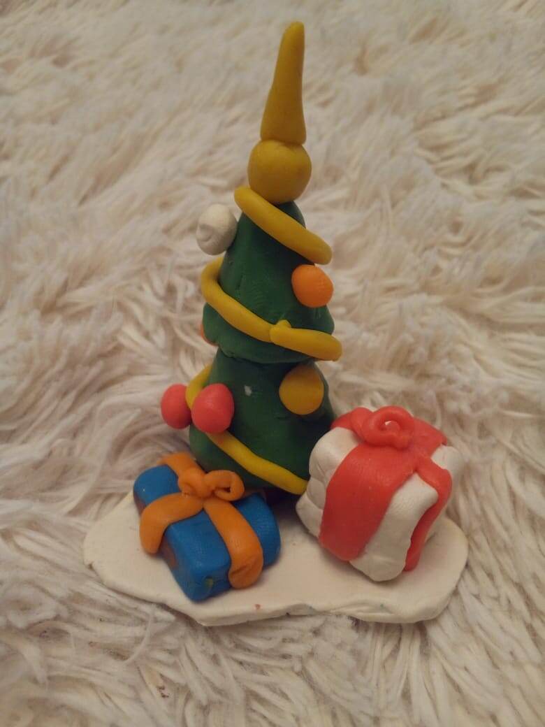 Мишка лепил из пластилина.