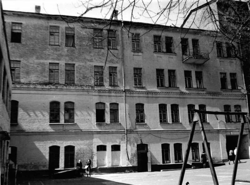    Средняя школа № 35 в бывшем доходном доме И.С. Эмери 1985 – 1995, Хабаровск. Источник: nasledie-archive.ru