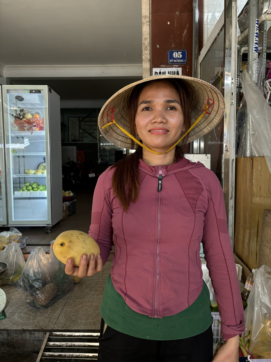 Продавщица фруктов согласилась на фото.