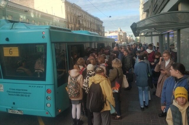    Утро на одной из остановок у метро «Василеостровская». Фото:  АиФ/ Татьяна Швецова