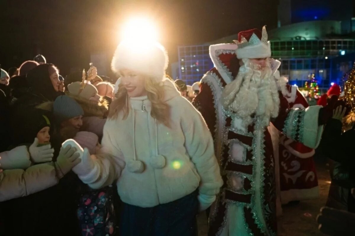    Луганская Снегурочка – студентка четвертого курса Ангелина Воробьева, а Дед Мороз – студент второго курса Алексей Бахметьев Луганской государственной академии культуры и искусств имени Михаила Матусовского.