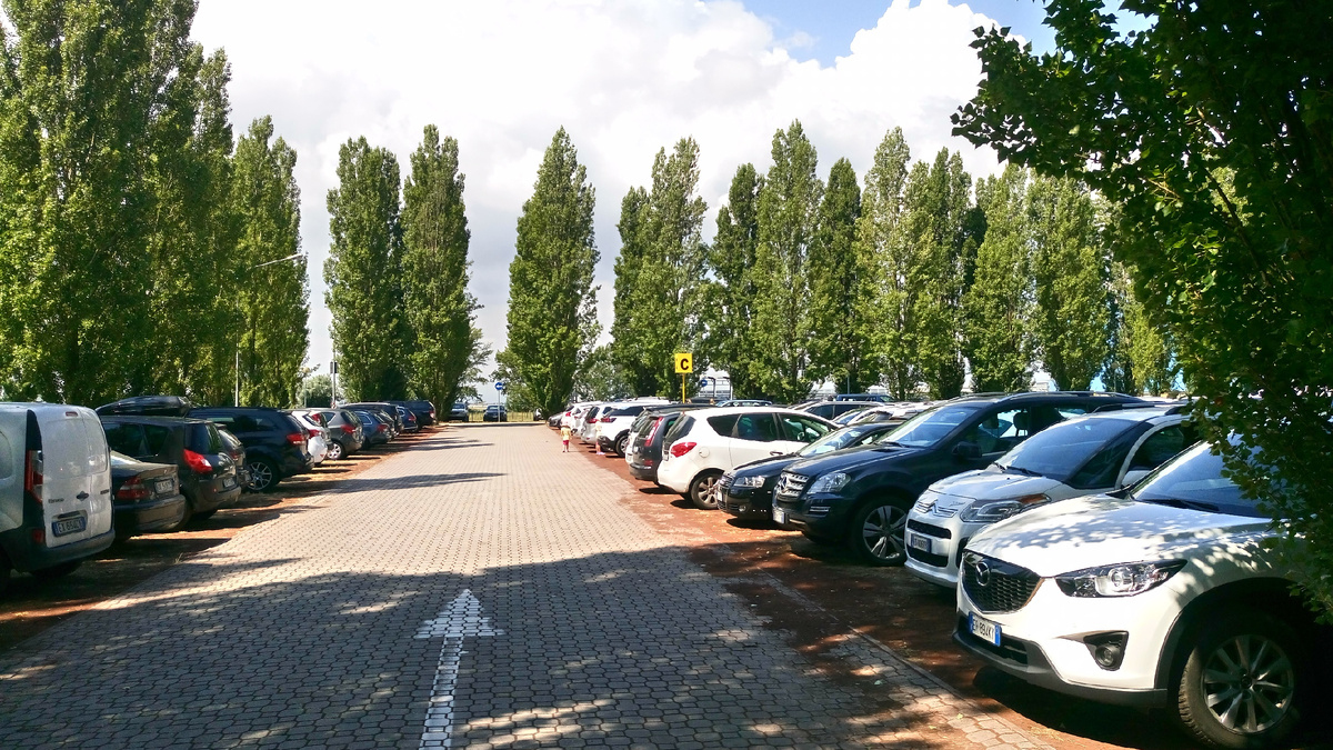 Парковка хоть и очень большая, но найти свободное место достаточно непросто.