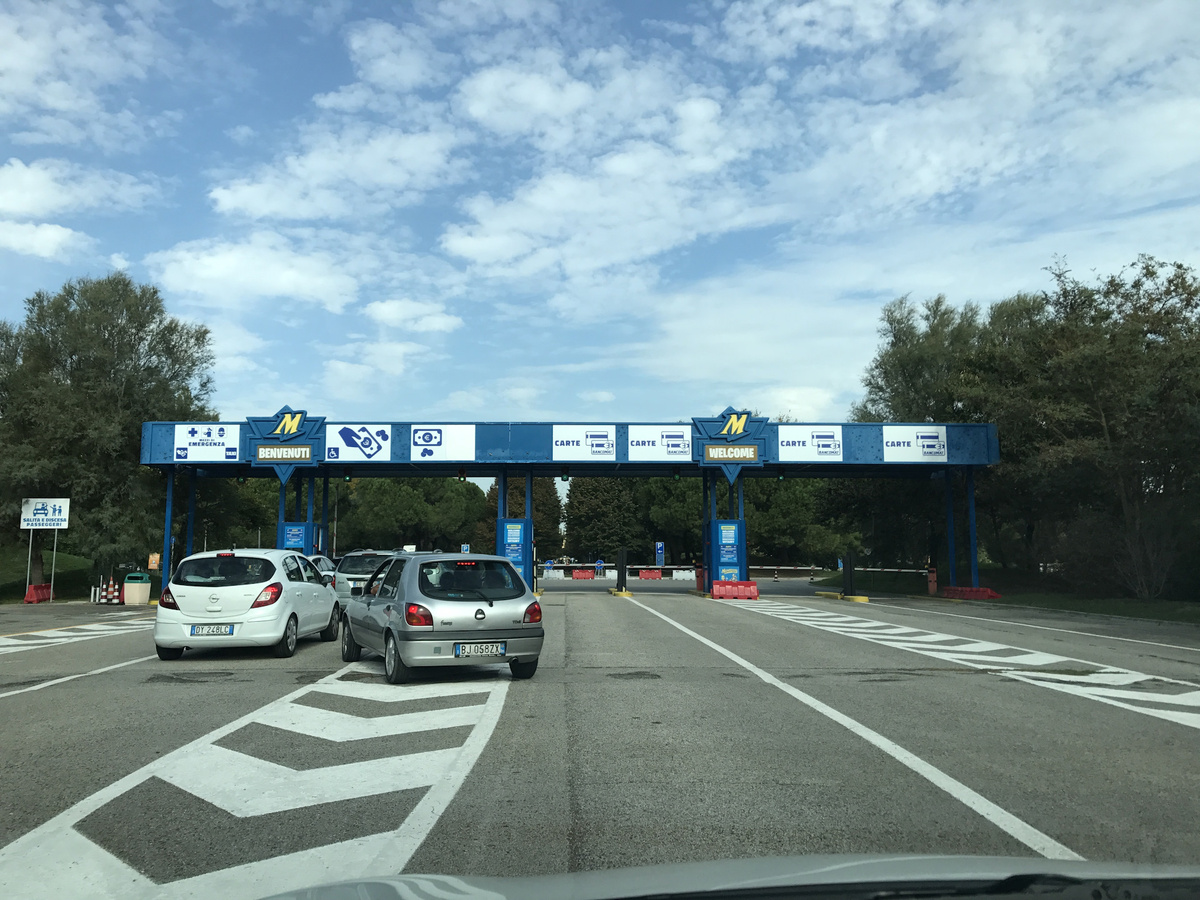 Въезд на парковку "Settore A giallo"