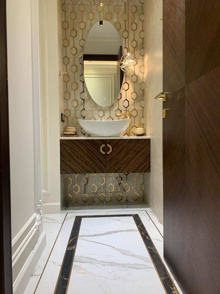 На полу панно из двух видов керамогранита