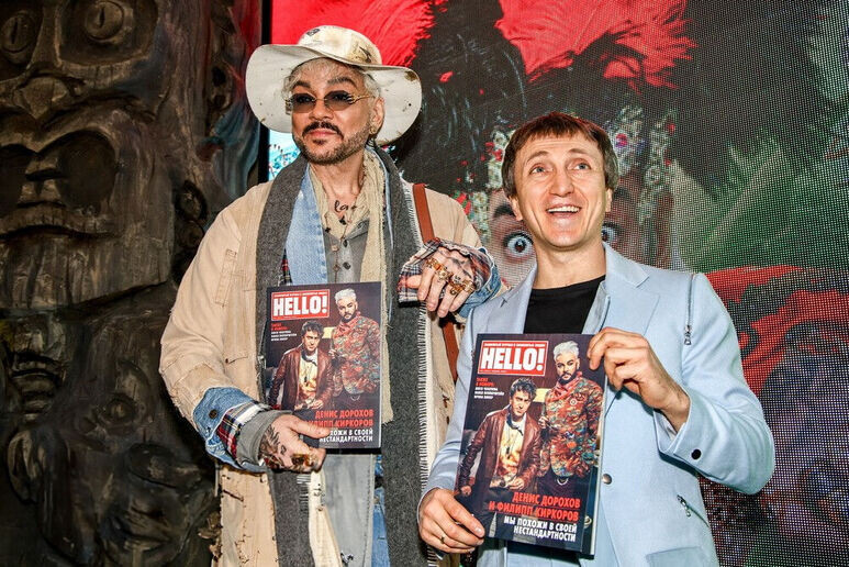     Россия. Москва. Актеры фильма, певец Филипп Кирокоров и комик Денис Дорохов (слева направо) во время премьеры фильма "Братья" в кинотеатре "Каро 11 Октябрь" на Новом Арбате. Михаил Терещенко/ТАСС