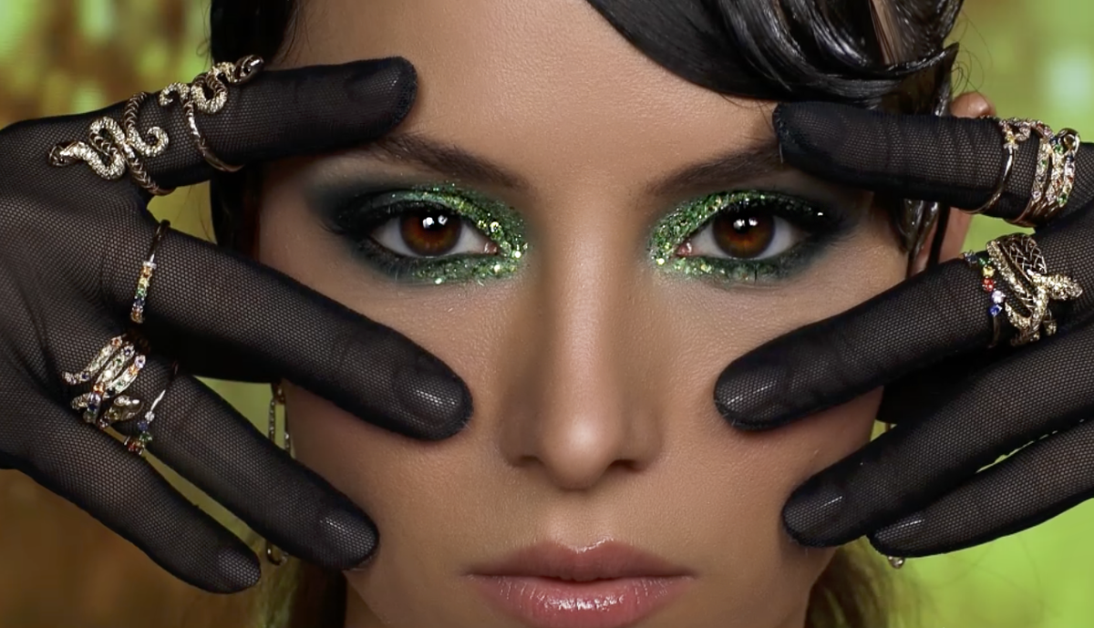 Так, в макияж можно смело добавлять яркие оттенки зелёного и глиттер — на веки, скулы и даже губы
