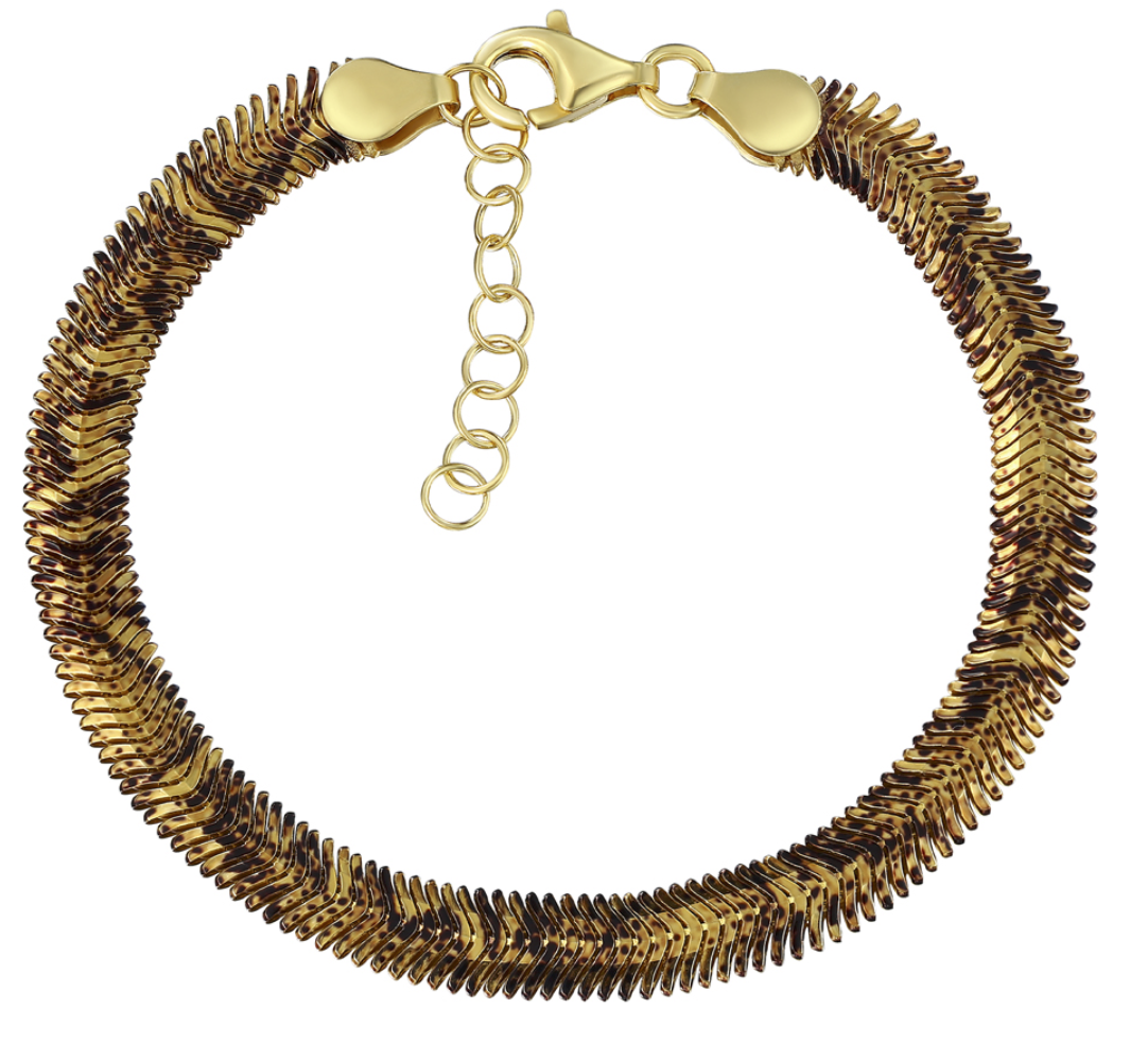 … и браслет с хищным animal-принтом…