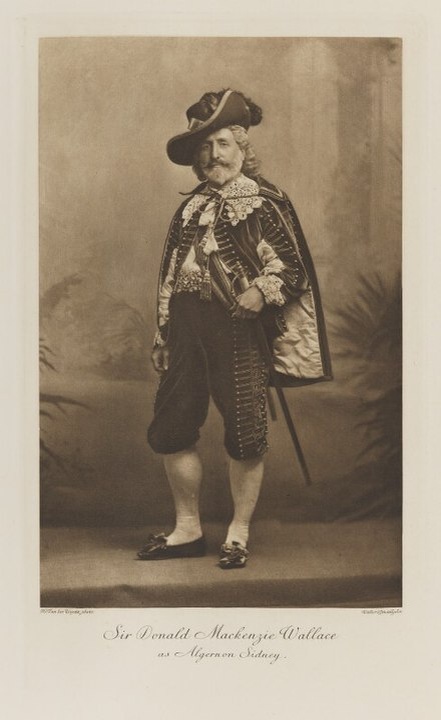 Портрет сэра Дональда Маккензи Уоллеса в роли Алджернона Сидни