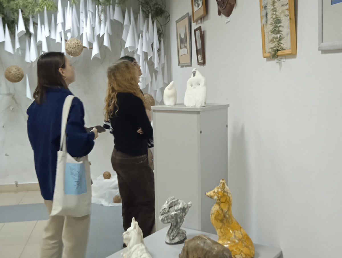 В выставочном зале Художественного колледжа все желающие могут посмотреть произведения преподавателей и студентов