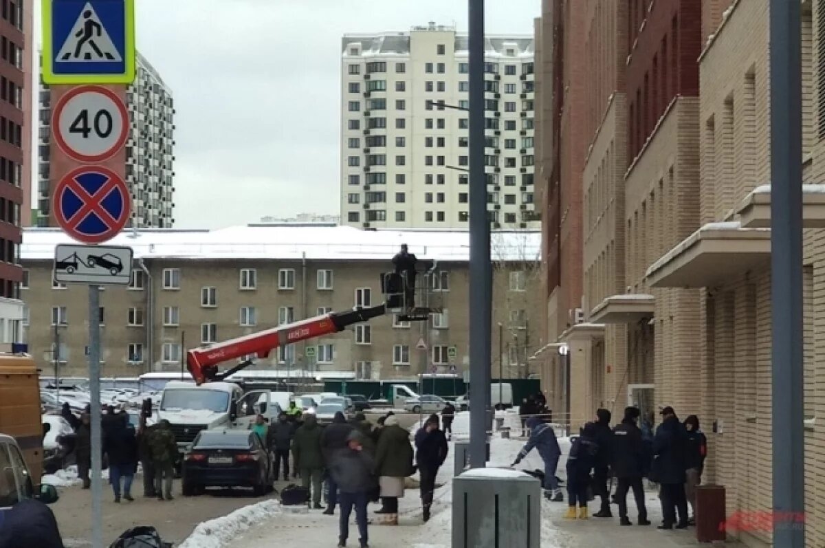    У дома в Москве после взрыва еще не убрали тела Кириллова и его помощника