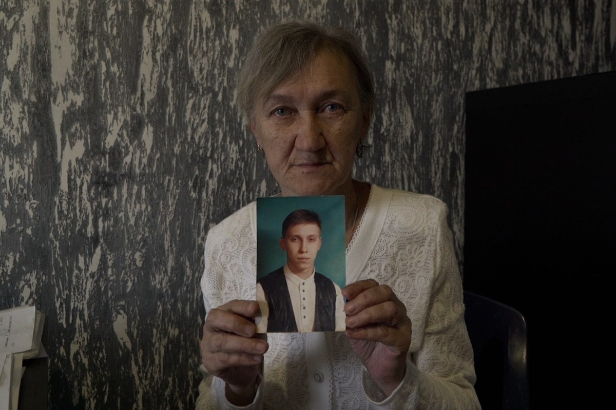 Мать Александра Рыбакова с его фотографией. Фото: Ксения Гагай.
