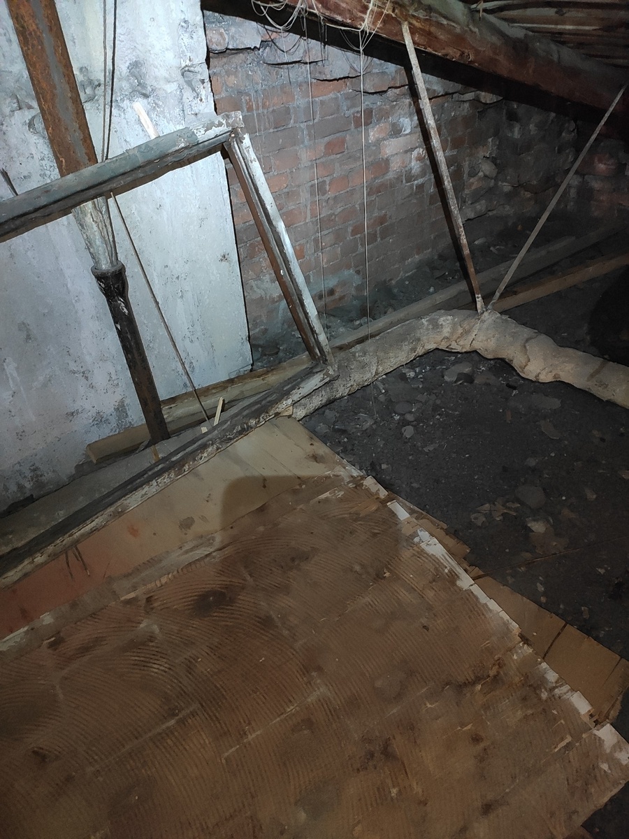 Артефакт. Переход с чугуна на оцинкованный лист. Не похоже на дореволюционное исполнение. Скорее всего послевоенного периода