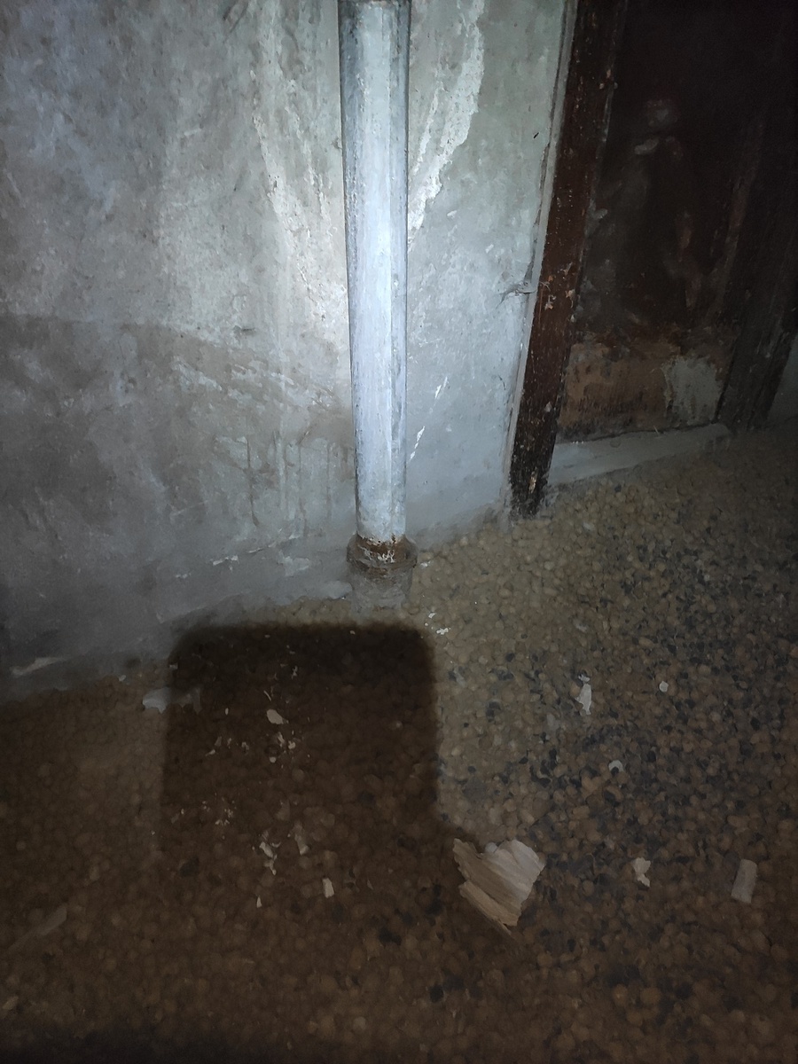 Еще один артефакт, очень уж похож на оцинкованный лист. Но без перехода на 150 диаметр. 