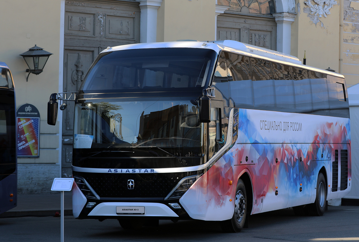 выставка новинок на Инженерной улице. Китайский автобус AsiaStar - "специально для России"