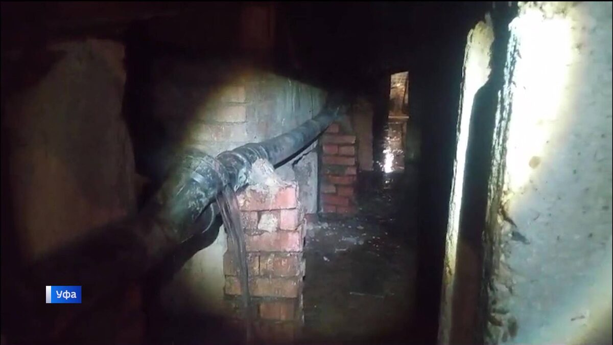    Затопило квартиры: жильцы дома на улице Ферина в Уфе пожаловались на прорыв канализации