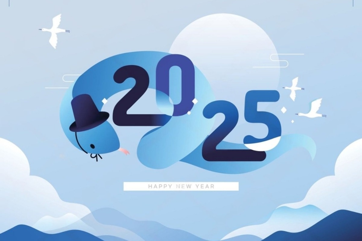 Символ 2025 года - зеленая деревянная змея. Источник - shutterstock.ru