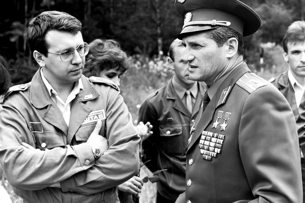 Белозерцев Е.И. и Волынов Б.В., летчик-космонавт СССР. 1988 г. (фото из личного архива Белозерцева Е.И.)