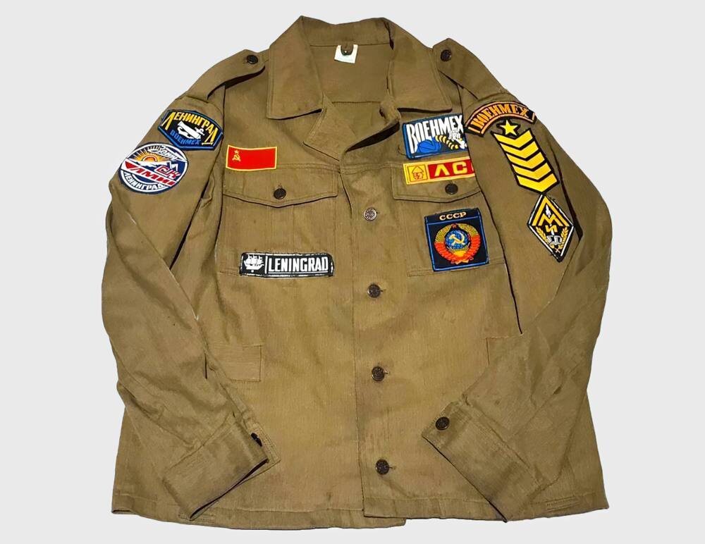 Куртка («бойцовка», «целинка», «строевка») бойца ЛСО Ленинградского орденов Ленина и Красного Знамени механического института имени Маршала Советского Союза Д.Ф. Устинова. 1980-е гг. (Из фондов ФГБУК «Музей-заповедник Ю.А. Гагарина»)