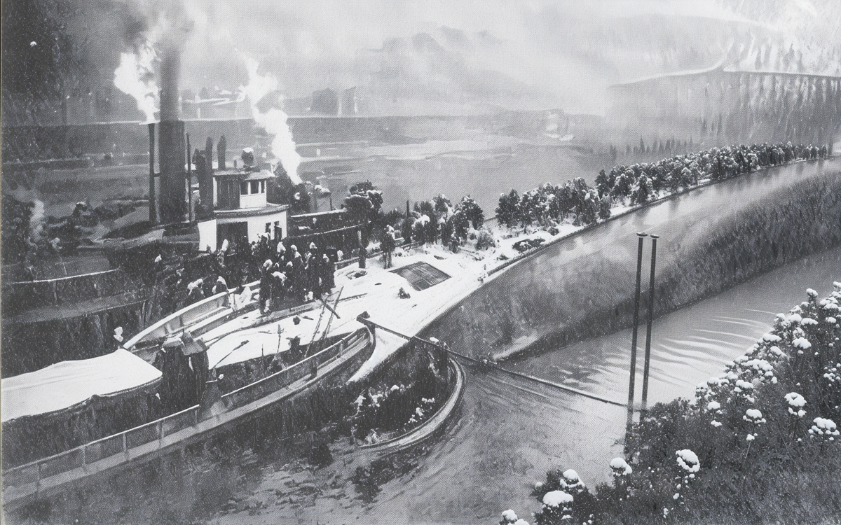 Трагедия с "Eastland" - пароход накренился и опрокинулся.