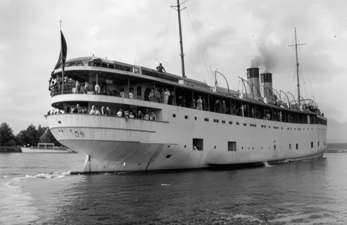 "Eastland" был высокий и короткий. Неудачная конструкция тоже сыграла роковую роль. 