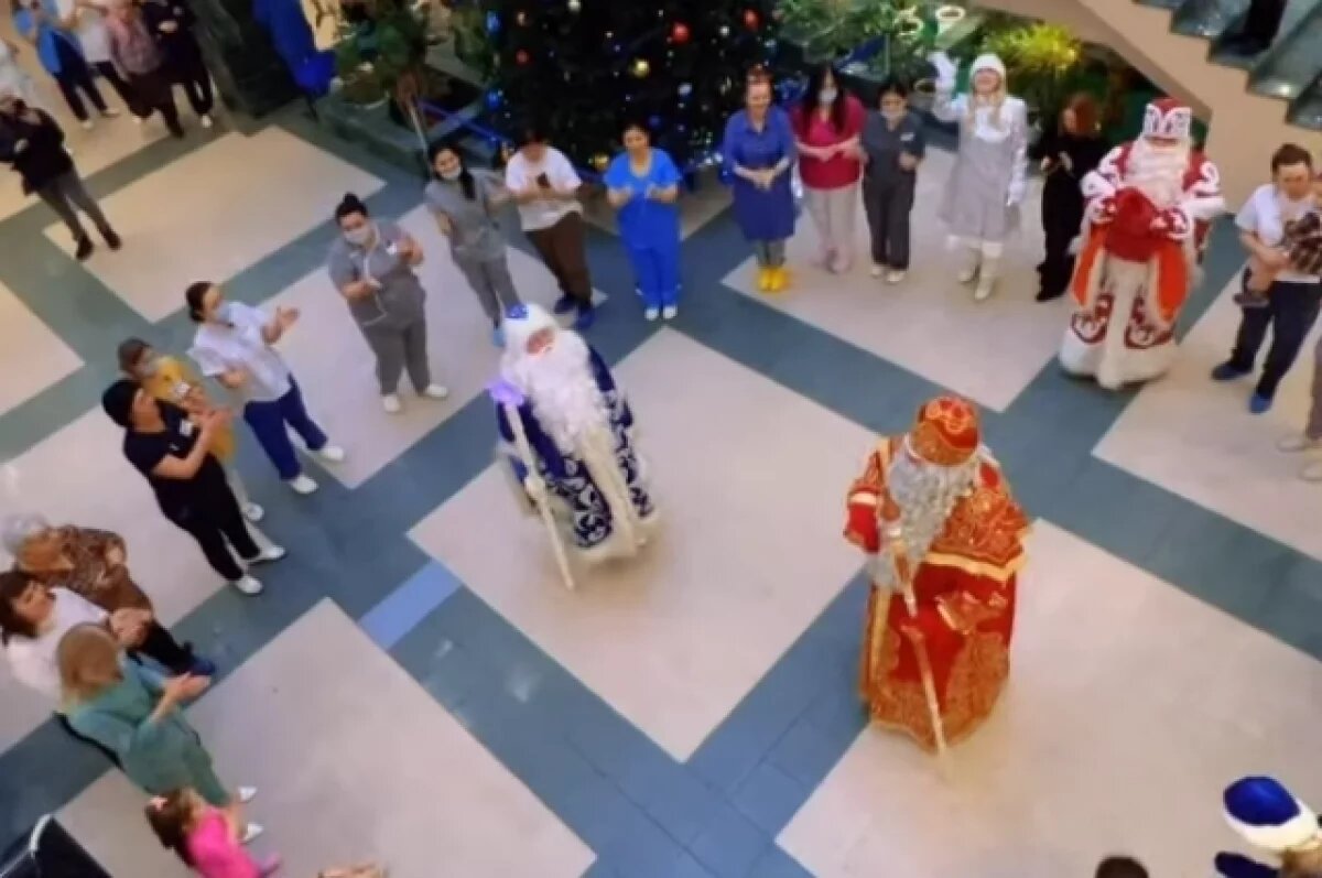    Радостный смех наполнил коридоры больницы, ребята пели песни, водили хоровод и рассказывали стихи.