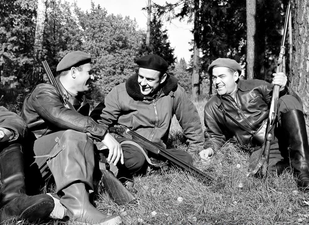 Юрий Гагарин, Владимир Комаров и Андриян Николаев. Фотография в стиле «Охотники на привале», осень 1966 г.