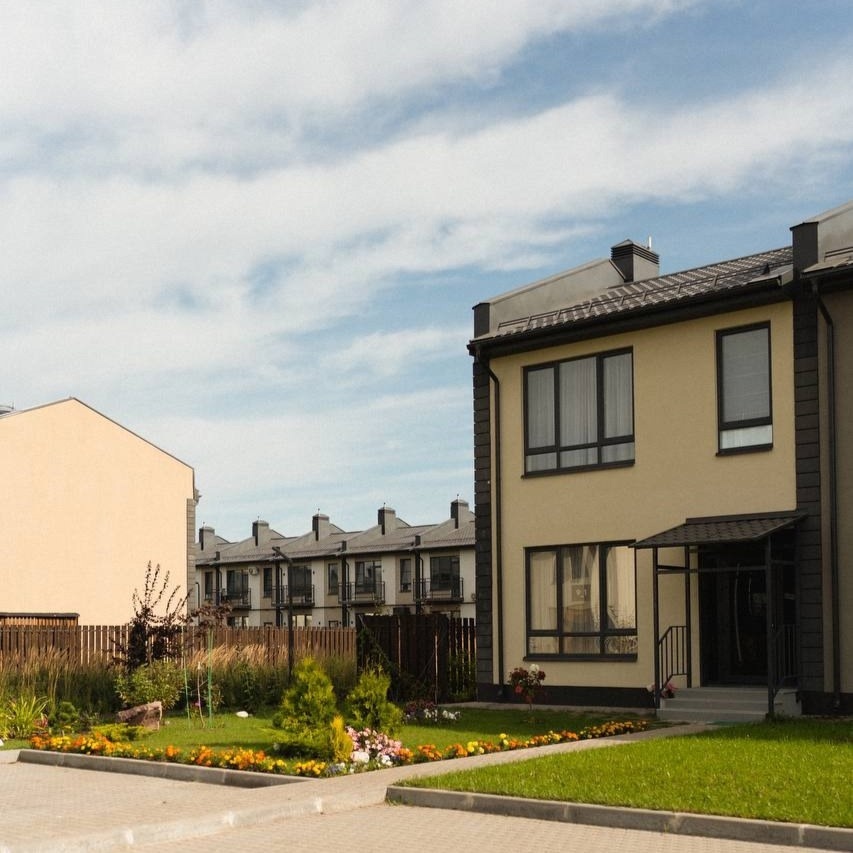 Около таунхауса можно развести цветник или, например, посадить плодовые деревья