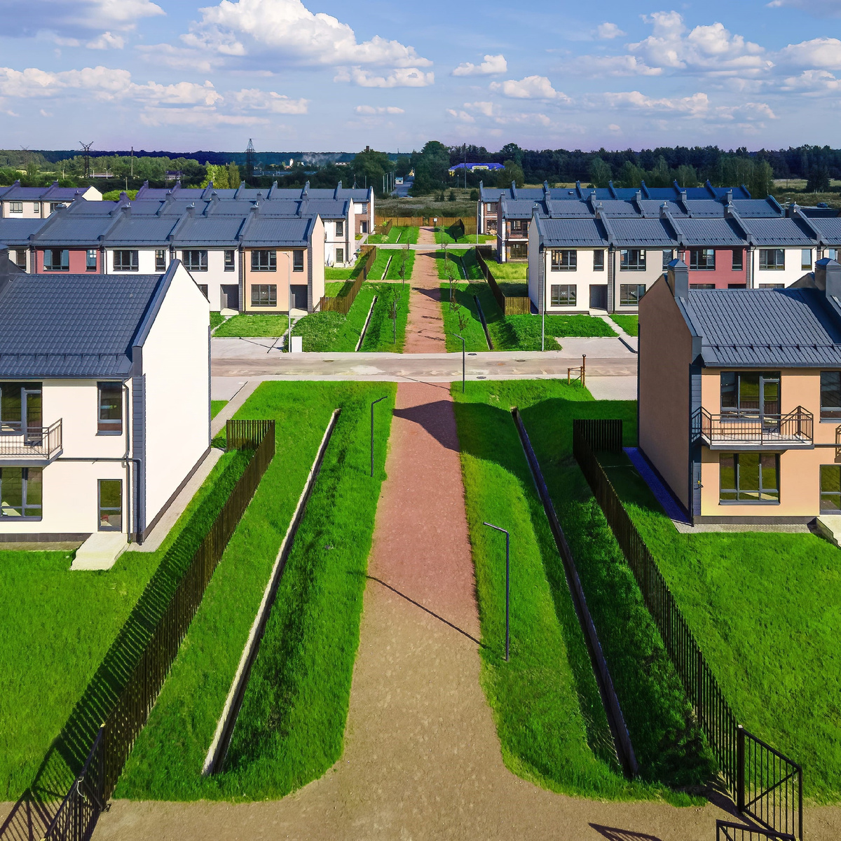 Все секции квартала «Таун Град» выполнены в едином архитектурном стиле, отсылающем к европейскому пригороду