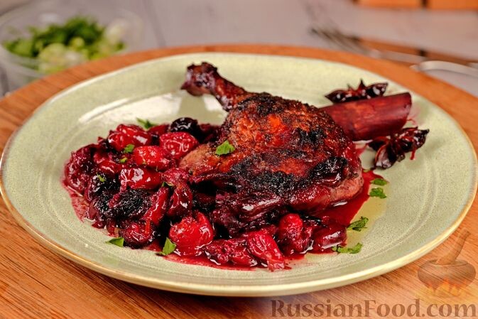 ножки утиные, соль, перец чёрный молотый, имбирь молотый, вишня, сахар, корица, апельсин, вино красное сухое, бадьян