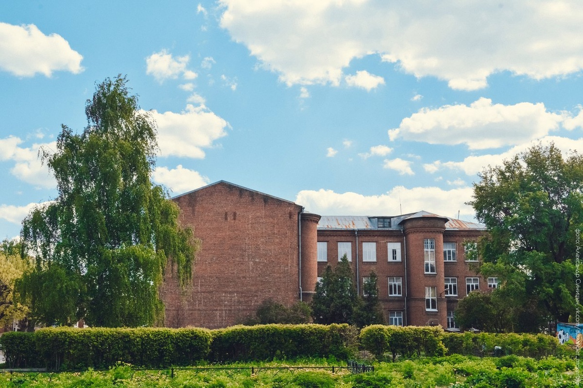 Первый корпус школы № 1 имени В. П. Екимецкой. Источник фото: https://www.archryazan.ru/2018/05/gimnazija-ekimeckoj-srednjaja-shkola-1/