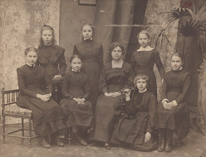 Гимназистки-екиманки с преподавателем Марией Алексеевной Сыромятниковой. Первая половина 1910-х годов. Источник фото: Рязанский историко-архитектурный музей-заповедник