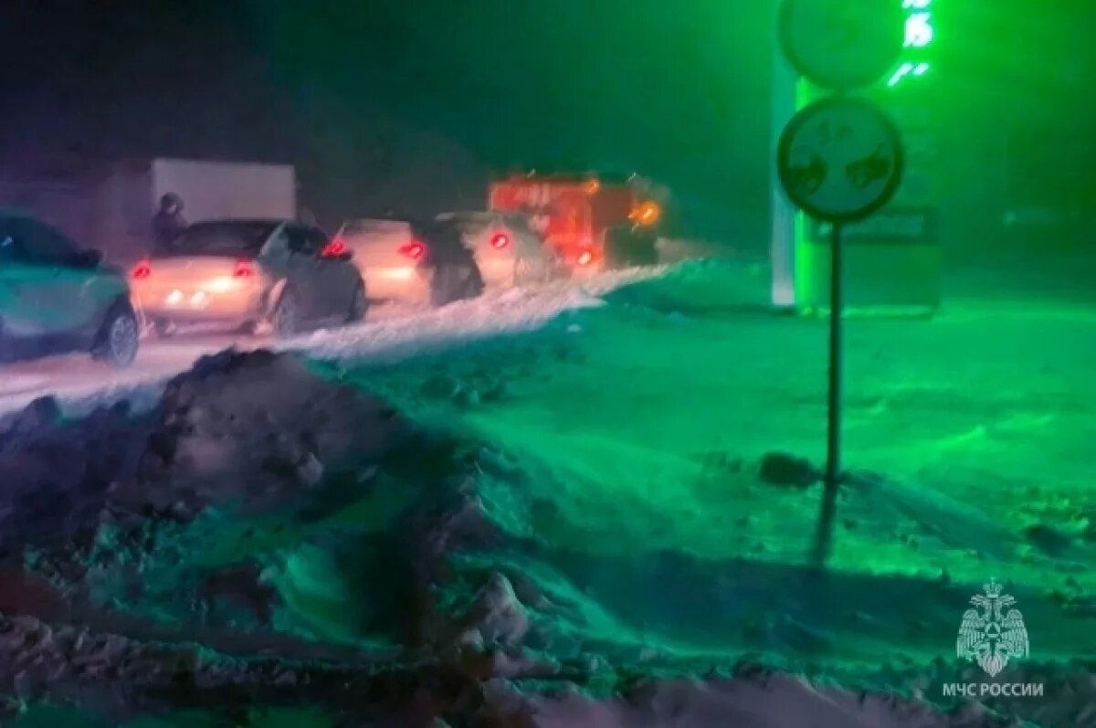    Оренбургские спасатели всю ночь помогали застрявшим на трассах водителям