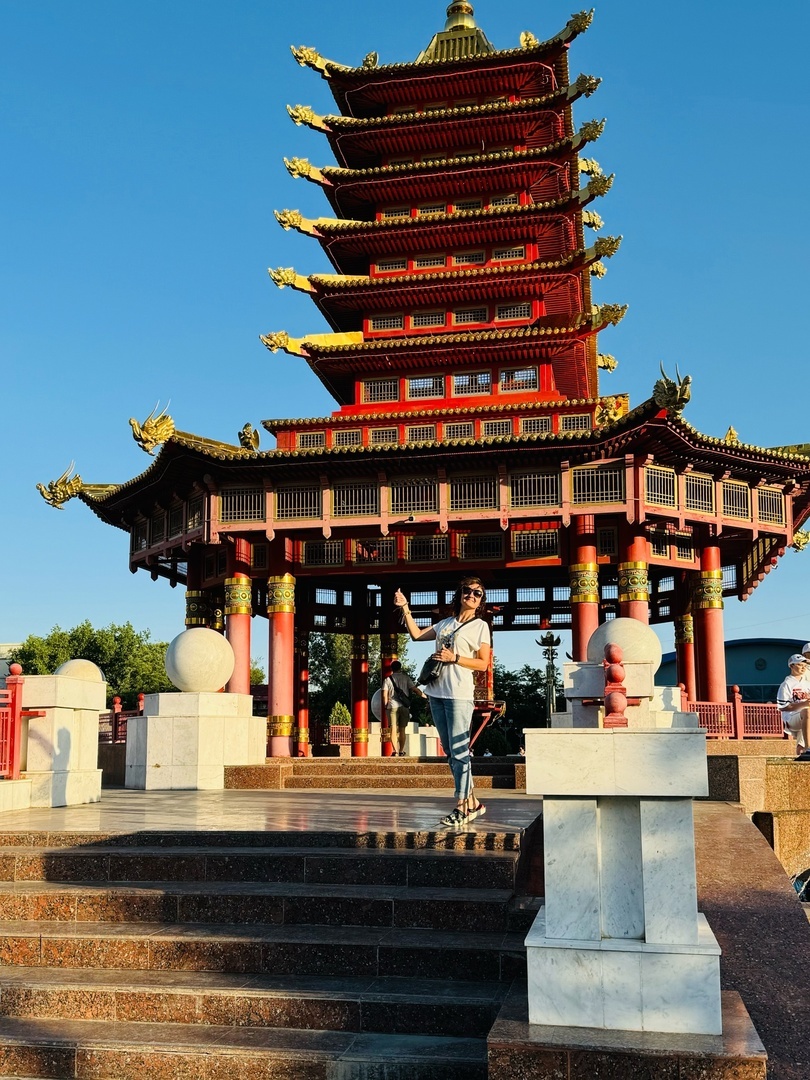 Пагода Семи Дней. Раньше здесь стоял Ленин