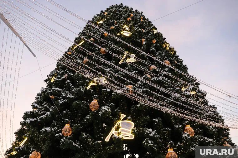 Во всех муниципалитетах Ямала 10 декабря зажглись огни на новогодних елках. Фото: Размик Закарян © URA.RU