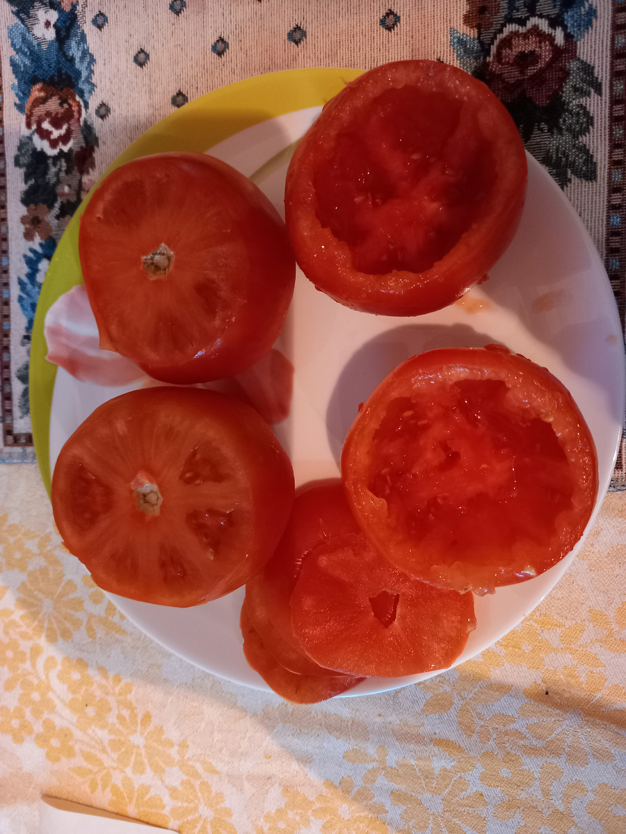 слева - томаты со срезанными крышечкамиЮ справа - очищенные полностью