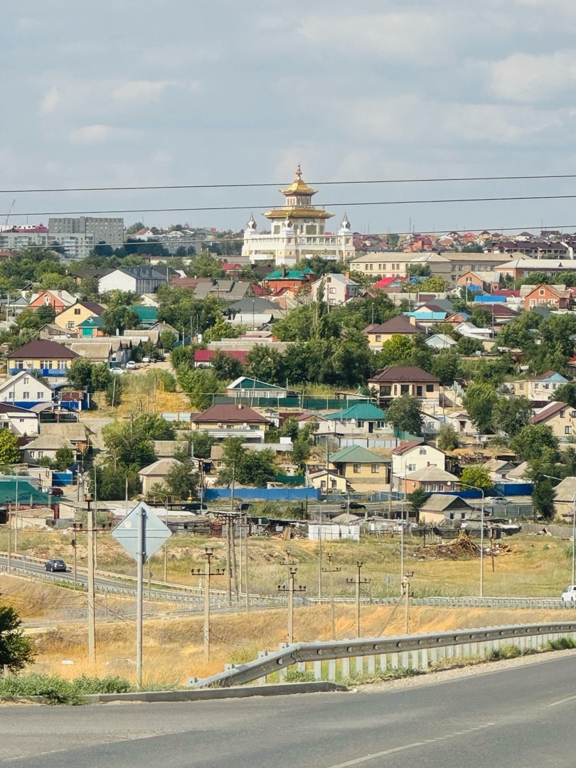 Хурул Золотая обитель Будды Шакьямуни возвышается над элистой