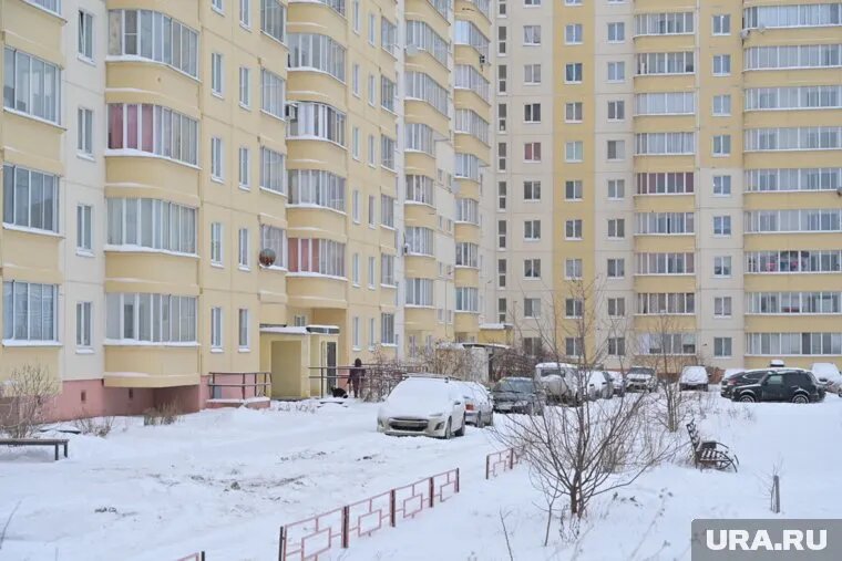 Житель дома №12 по улице 50 лет Октября пытался понять, почему подростки устроили ссору поздно вечером. Фото: Руслан Яроцкий © URA.RU