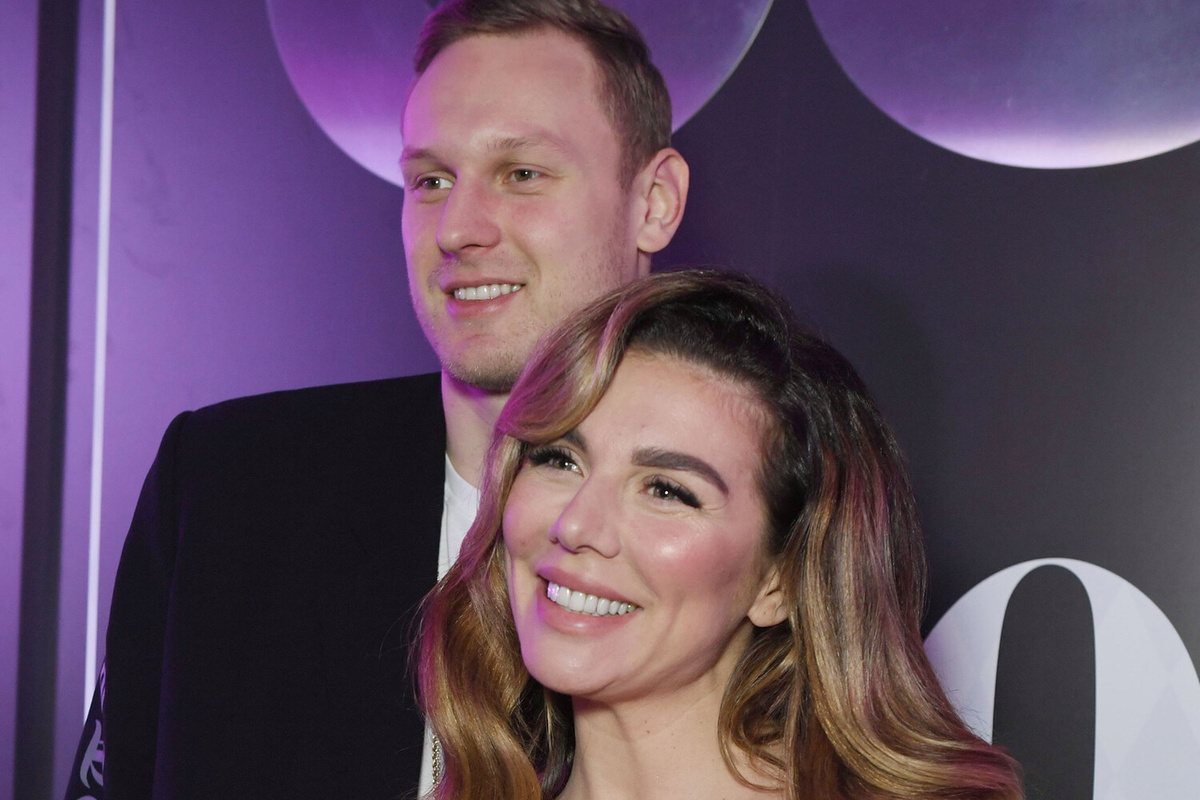 Баскетболист Янис Тимма и певица Анна Седокова на традиционном коктейле по случаю выхода ежегодного рейтинга «100 самых стильных» по версии журнала GQ, 2020 год    📷