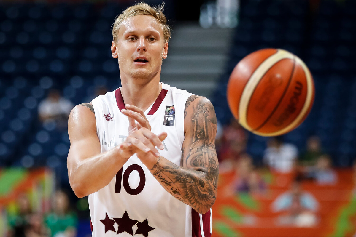 Баскетболист Янис Тимма во время полуфинального матча отборочного турнира на Олимпийские игры между Латвией и Пуэрто-Рико в Белграде, 2016 год    📷